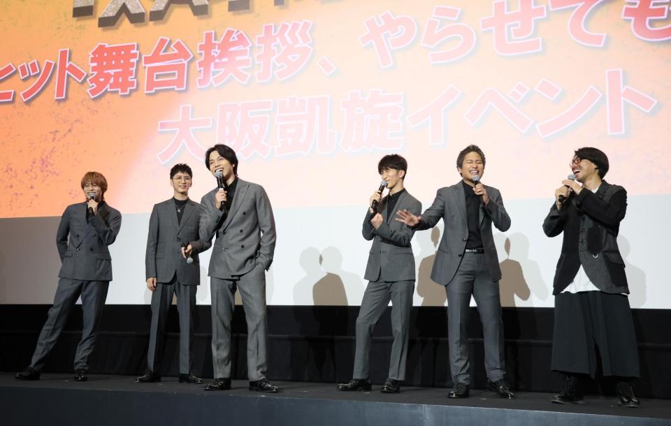 　撮影を振り返る（左から）ＷＥＳＴ．中間淳太、藤井流星、重岡大毅、濵田崇裕、桐山照史、瑠東東一郎監督（撮影・石井剣太郎）