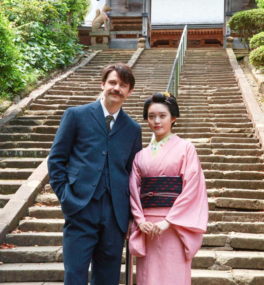 　ロケ地の松江市で取材に応じる〓（Ｅ０Ｂ７）石あかり（右）とトミー・バストウ