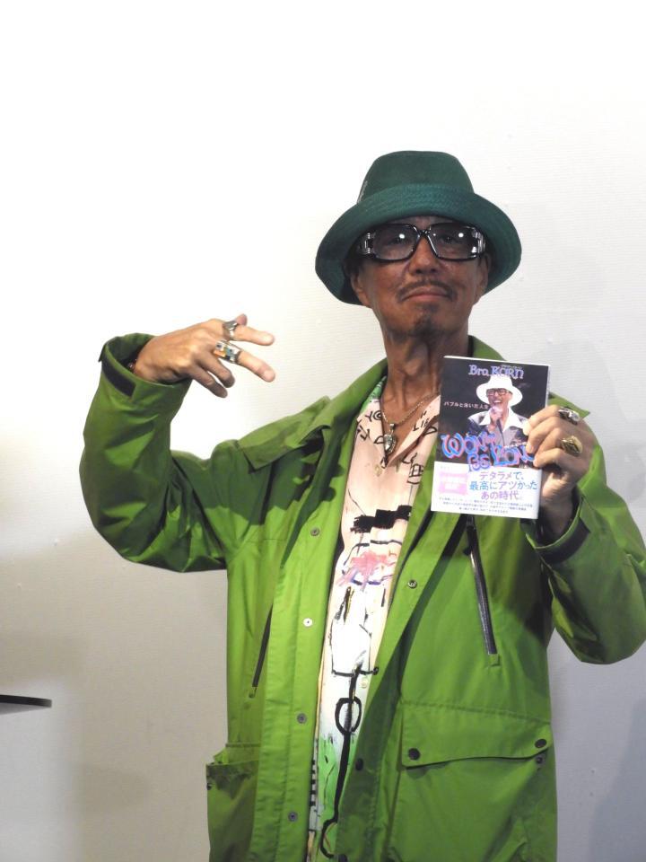 　自伝を手にポーズを決めるブラザー・コーン