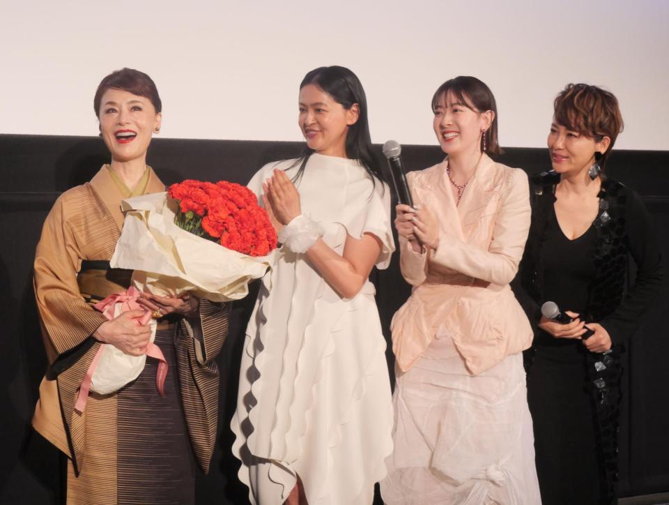 　娘役を演じた（右から）鈴木砂羽、水上京香、黒谷友香からカーネーションの花束を贈られ満面の笑みを見せる大地真央