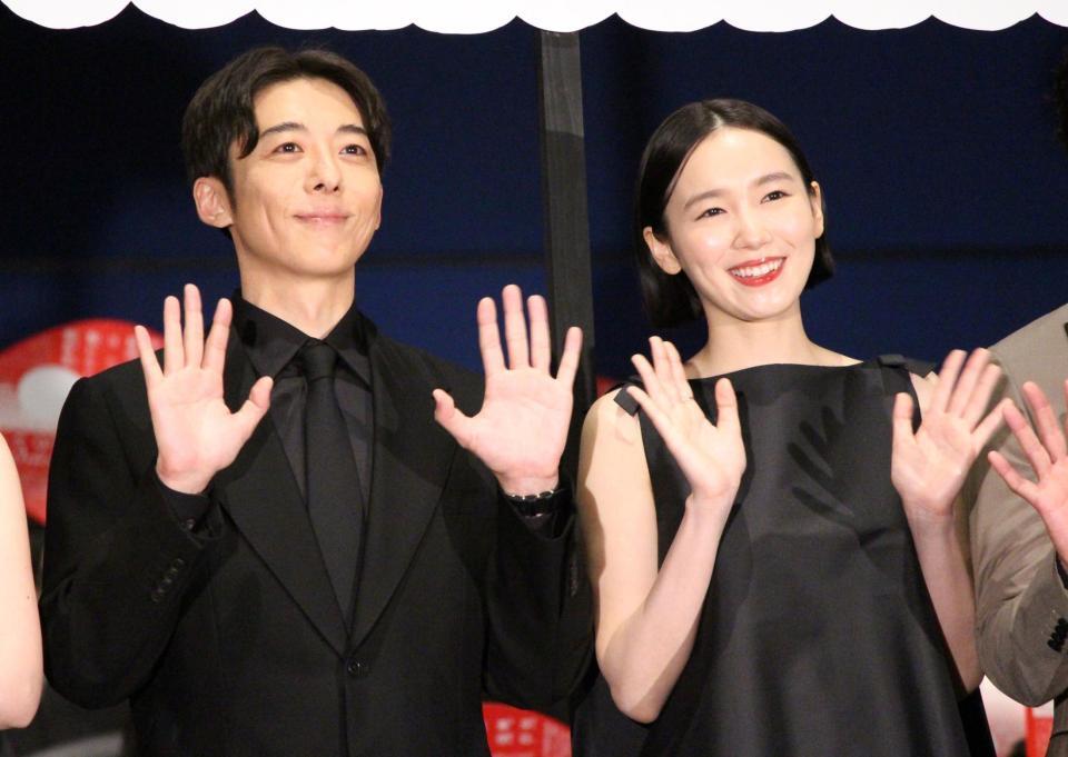 　舞台あいさつに登壇した高橋一生（左）と飯豊まりえ