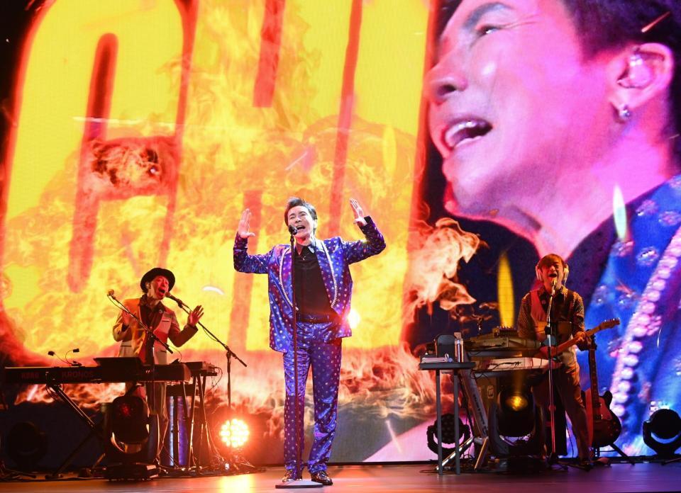 　熱いパフォーマンスを見せる郷ひろみ（撮影・園田高夫）