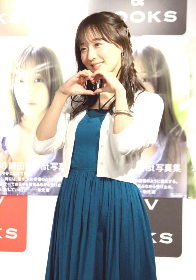 　ハートポーズをするＳＫＥ４８の鎌田菜月