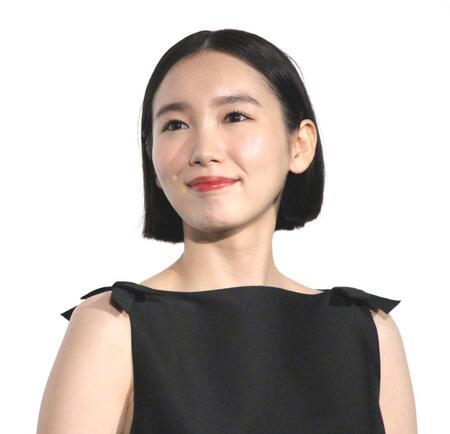 　舞台あいさつに登壇した飯豊まりえ