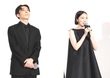 　舞台あいさつに登壇した高橋一生（左）と飯豊まりえ