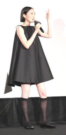 　舞台あいさつに登壇した飯豊まりえ