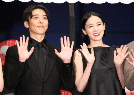 　舞台あいさつに登壇した高橋一生（左）、飯豊まりえ