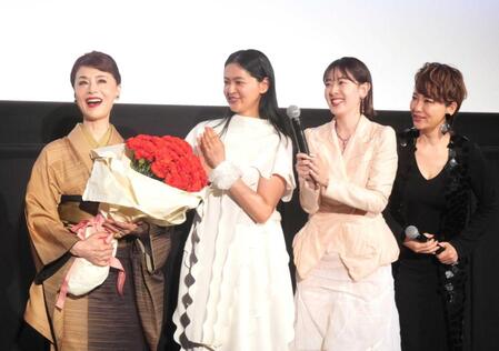 　娘役を演じた（右から）鈴木砂羽、水上京香、黒谷友香からカーネーションの花束を贈られて満面の笑みを見せる大地真央