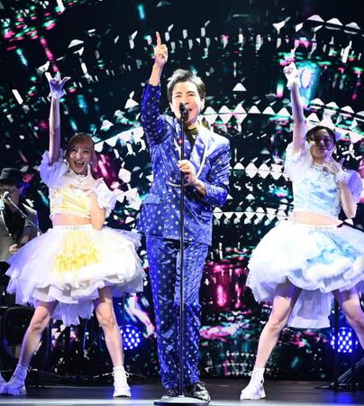 　新曲披露で熱いパフォーマンスを見せる郷ひろみ（撮影・園田高夫）