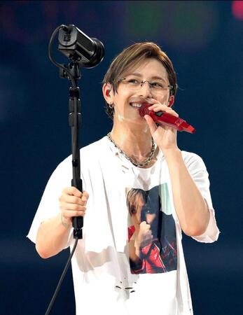 　自撮りしながら歌う山田涼介（撮影・伊藤笙子）