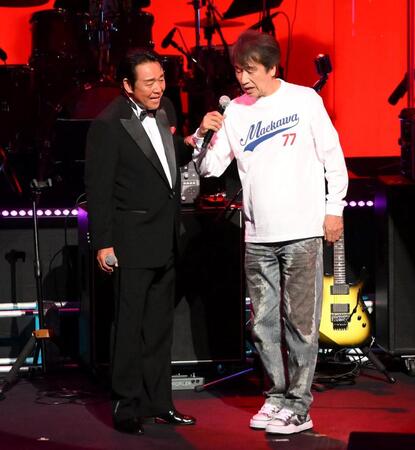 　サプライズ登場した前川清（右）と熱唱する山本譲二（撮影・堀内翔）