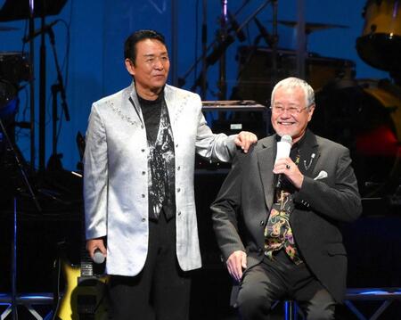 　デビュー５０周年記念コンサートを開催した山本譲二。右はサプライズ登場した吉幾三（撮影・堀内翔）