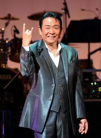 　フォトセッションでメロイック・サインを決める山本譲二（撮影・堀内翔）