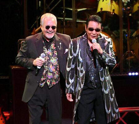 　サプライズ登場した吉幾三（左）と熱唱する山本譲二（撮影・堀内翔）