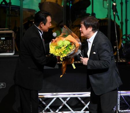 　サプライズ登場した堀内孝雄（右）から花束を受け取る山本譲二（撮影・堀内翔）