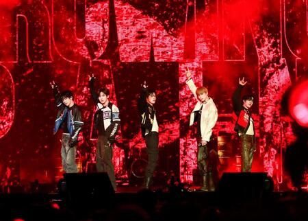 　パフォーマンスするＴＯＭＯＲＲＯＷ　Ｘ　ＴＯＧＥＴＨＥＲ　ⓟ＆©　ＢＩＧＨＩＴ　ＭＵＳＩＣ