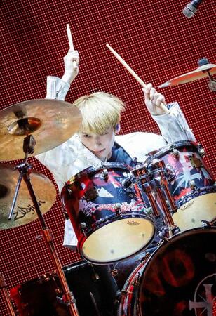 　パフォーマンスするＨＵＥＮＩＮＧＫＡＩ　ⓟ＆©　ＢＩＧＨＩＴ　ＭＵＳＩＣ