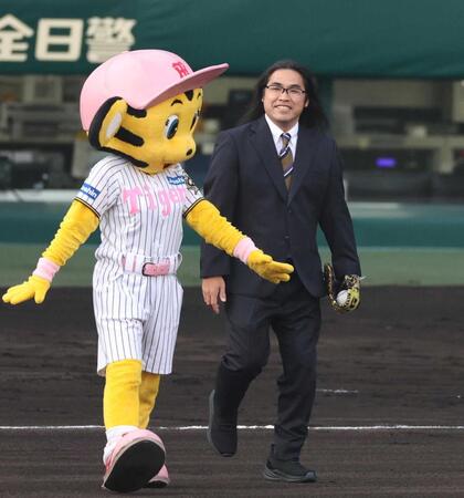 　ファーストピッチセレモニーのマウンドに向かうロッチ・中岡創一＝４月