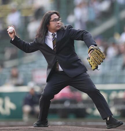 　ファーストピッチセレモニーで投げるロッチ・中岡創一＝４月
