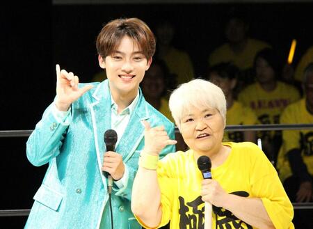 　ポーズを決める辰巳ゆうと（左）とダンプ松本