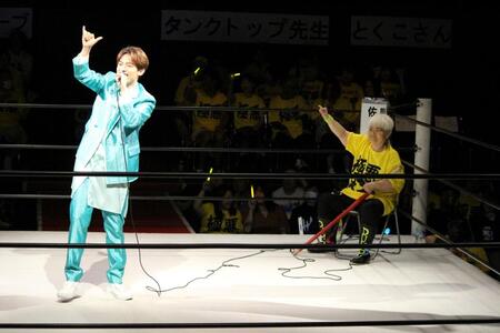 　熱唱する辰巳ゆうと（左）とダンプ松本