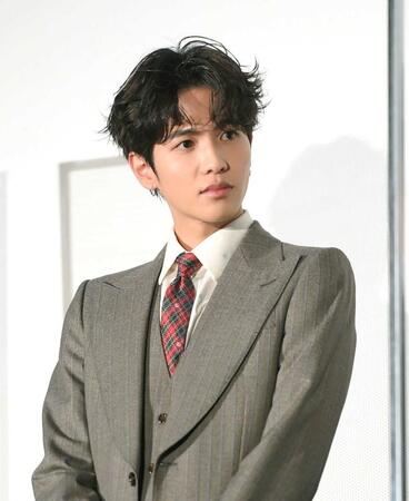 　舞台あいさつに登場した志尊淳＝２１年１月