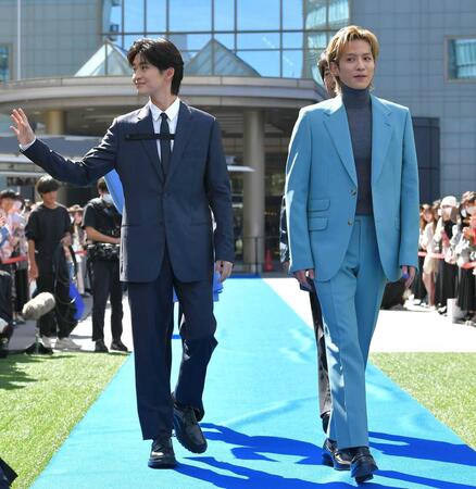 　ブルーカーペットを歩く高橋文哉（左）と志尊淳＝２３年１０月