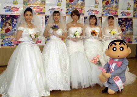 　２０１０年３月、ウエディングドレスで登場した（左から）いとうあさこ、椿鬼奴、はるな愛、黒沢かずこ、近藤春菜