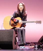 　５０周年ライブを行った山崎ハコ