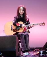 　５０周年ライブを行った山崎ハコ