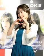 　ハートポーズをするＳＫＥ４８の鎌田菜月