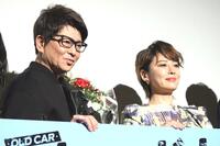 　舞台あいさつに登壇した哀川翔（左）と鈴木砂羽