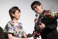 　鈴木砂羽（左）から花束を受け取る哀川翔