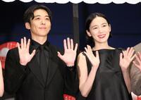 　舞台あいさつに登壇した高橋一生（左）、飯豊まりえ