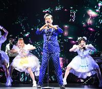 　新曲を披露する郷ひろみ（撮影・園田高夫）