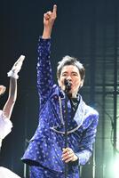 　熱いパフォーマンスでファンを魅了する郷ひろみ（撮影・園田高夫）