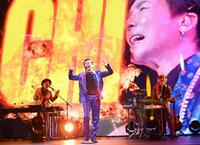 　熱いパフォーマンスを見せる郷ひろみ（撮影・園田高夫）