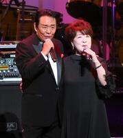 　サプライズゲストの川中美幸（右）とデュエットする山本譲二（撮影・堀内翔）