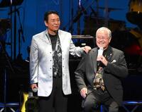 　デビュー５０周年記念コンサートを開催した山本譲二。右はサプライズ登場した吉幾三（撮影・堀内翔）