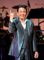 　フォトセッションでメロイック・サインを決める山本譲二（撮影・堀内翔）