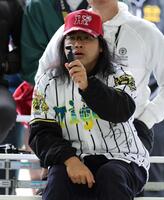 　阪神キャンプを訪れたロッチ・中岡創一＝２月