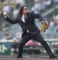 　ファーストピッチセレモニーで投げるロッチ・中岡創一＝４月