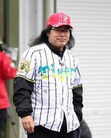 　阪神キャンプを訪れたロッチ・中岡創一＝２月