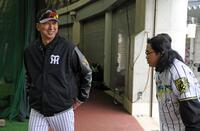 　阪神・藤川監督（左）と言葉を交わすロッチ・中岡創一＝２月