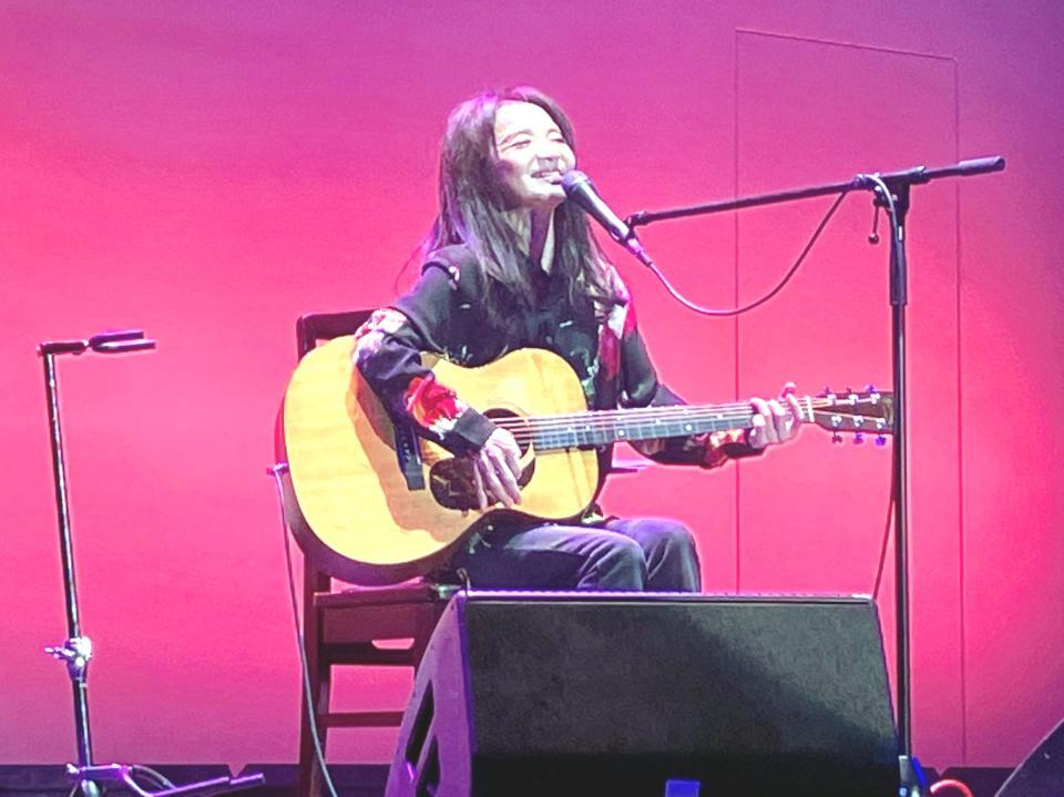 　５０周年ライブを行った山崎ハコ