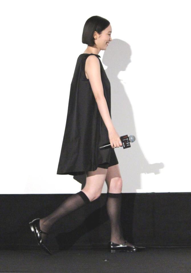 　舞台あいさつに登壇した飯豊まりえ