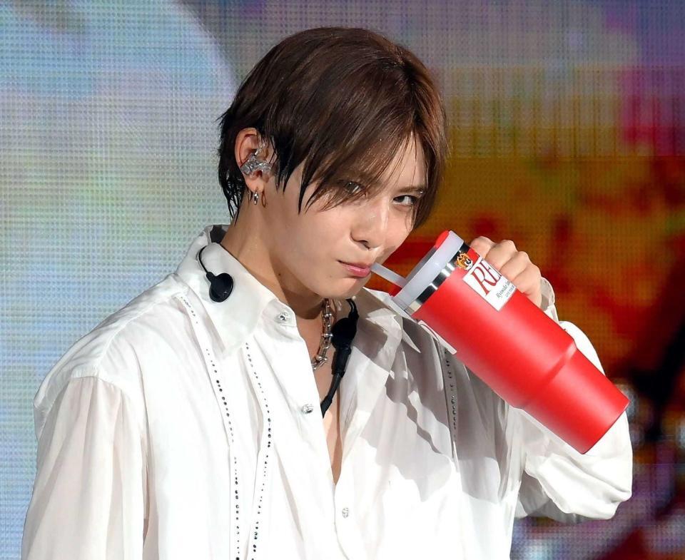 　歓声を浴びながら水を飲む山田涼介