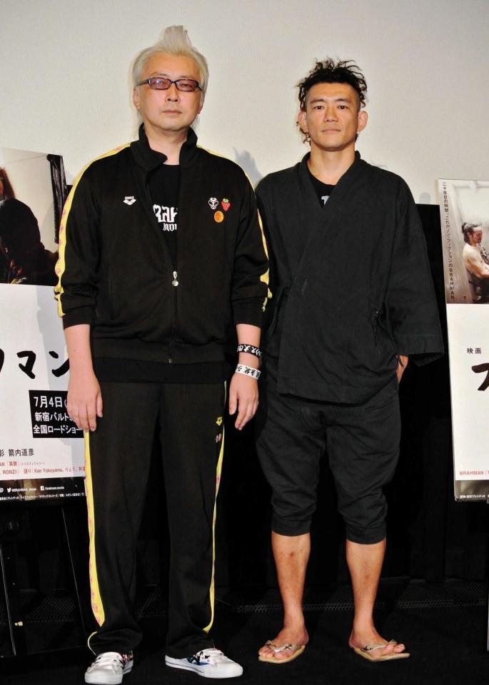 　ＴＯＳＨＩ－ＬＯＷ（右）と箭内道彦氏（２０１５年撮影）