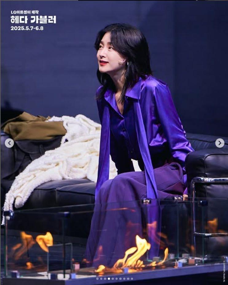 　ＬＧアートセンターの公式インスタグラム＠ｌｇａｒｔｓｃｅｎｔｅｒより　舞台「ヘッダ・カブラー」舞台写真