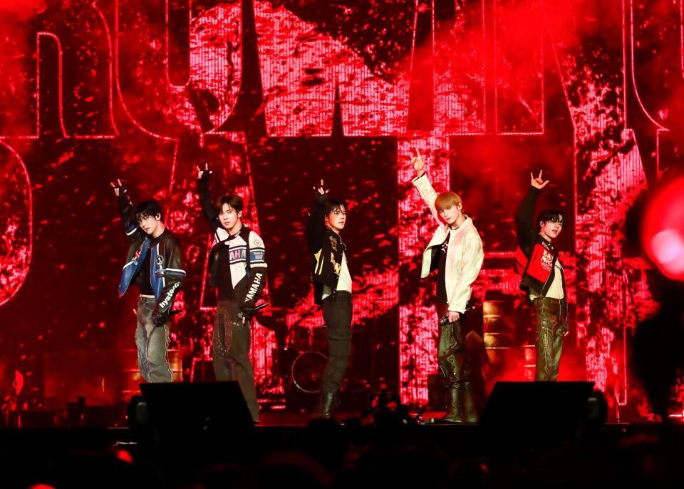 　パフォーマンスするＴＯＭＯＲＲＯＷ　Ｘ　ＴＯＧＥＴＨＥＲ　ⓟ＆©　ＢＩＧＨＩＴ　ＭＵＳＩＣ